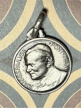 .
*RARE* Vintage 925 Sterling 
 Double Sided Virgin Mary   & Pope Medallion Coin